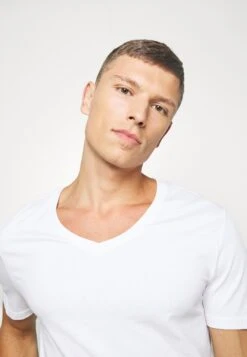 Pier One2 PACK - T-shirt - Bas - White 12 Pier One2 PACK - T-shirt - Bas - White -Macys Butik 2464778c5d314b51b098f8e722d959b0