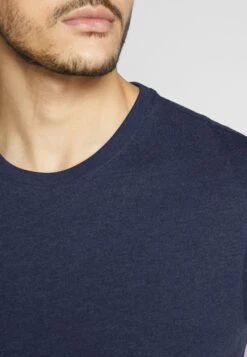 Pier One4 PACK - T-shirt - Bas - Black/white/blue -Macys Butik 5847a37145c74e25a85f71f4653216cb