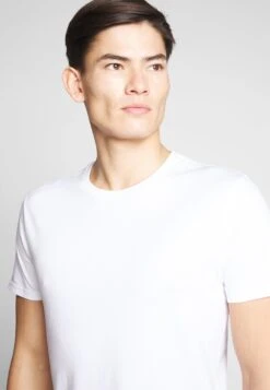 Pier One2 PACK - T-shirt - Bas - White/dark Blue -Macys Butik 5d6a04d994e343d2903cc2c1666bad4b