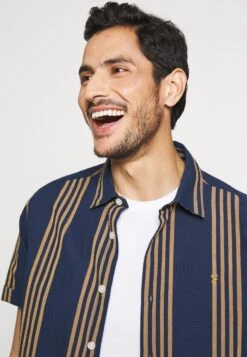 Pier OneT-shirt - Bas - White/black/bordeaux 15 Pier OneT-shirt - Bas - White/black/bordeaux -Macys Butik ad1e5f105df94e638daafdd57d29d49c