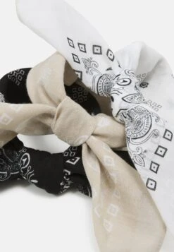 Pier OneBANDANA UNISEX 3 PACK - Scarf - Black/white/beige 7 Pier OneBANDANA UNISEX 3 PACK - Scarf - Black/white/beige -Macys Butik c2ede95d3e4443e6ac8cd75fce932acc