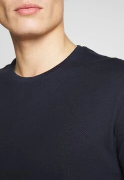 Pier One2 PACK - T-shirt - Bas - White/dark Blue -Macys Butik de6827f8d2cf4a2c856d09a9d7f8109d