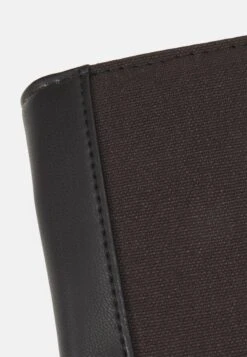 Pier OnePlånbok - Black 9 Pier OnePlånbok - Black -Macys Butik f69ce714c77542f983324f2456779ecc